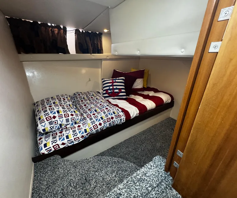 Slide: The Image of 2001 Carver 466 Motor Yacht - 65