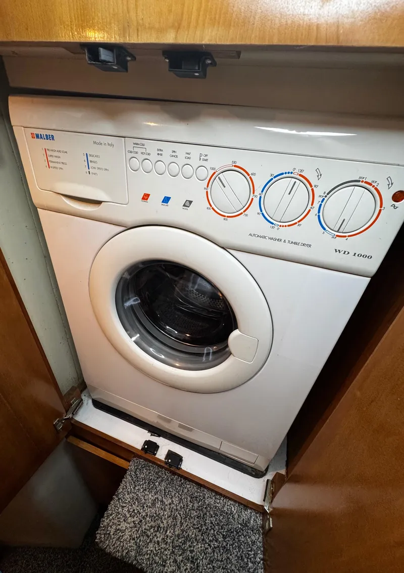 Slide: The Image of 2001 Carver 466 Motor Yacht - 68