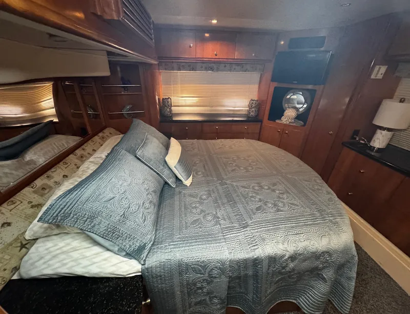 Slide: The Image of 2001 Carver 466 Motor Yacht - 76