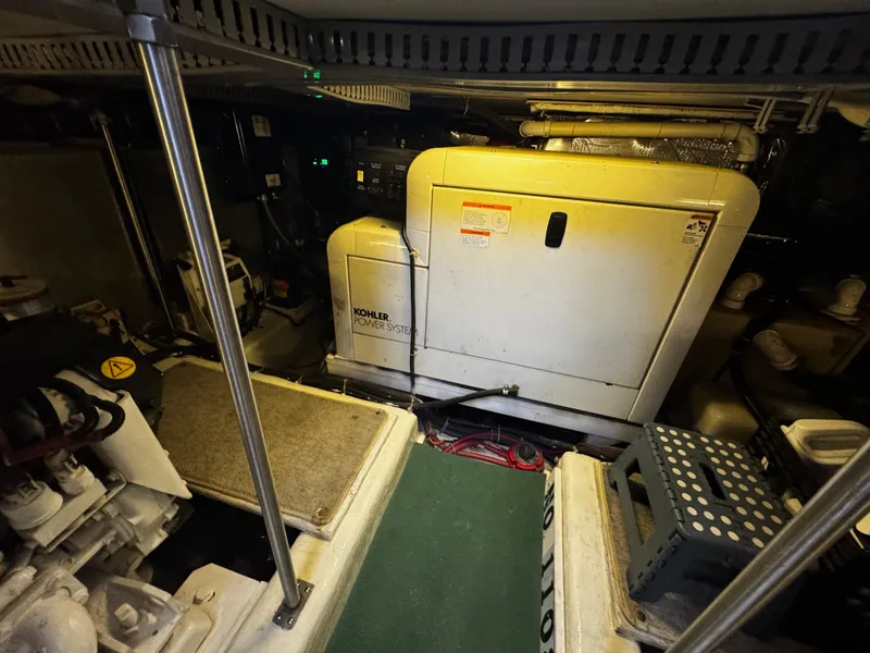 Slide: The Image of 2001 Carver 466 Motor Yacht - 81