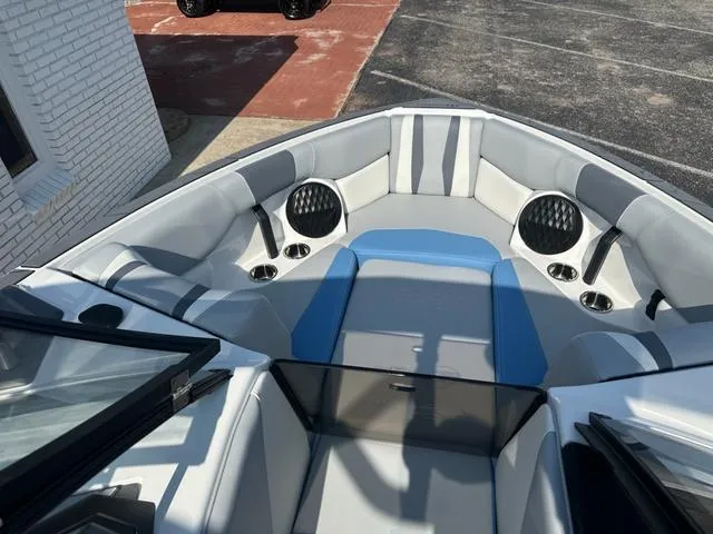 Slide: The Image of Malibu Wakesetter 22 LSV 2025 - 10