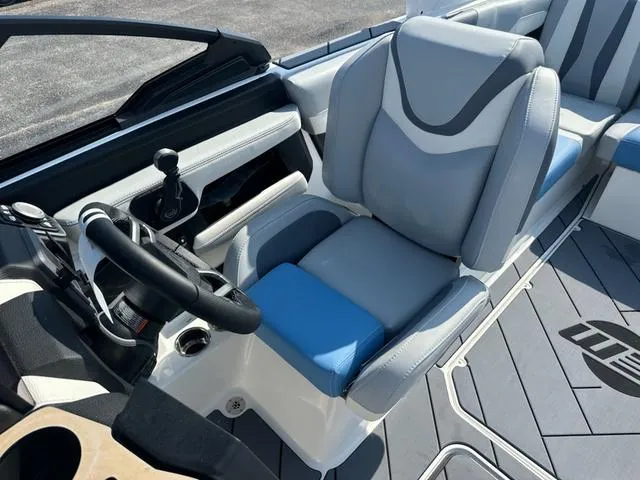 Slide: The Image of Malibu Wakesetter 22 LSV 2025 - 13