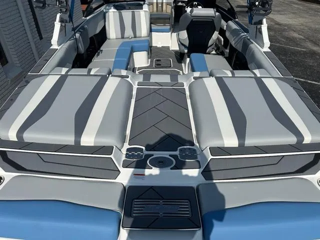 Slide: The Image of Malibu Wakesetter 22 LSV 2025 - 8