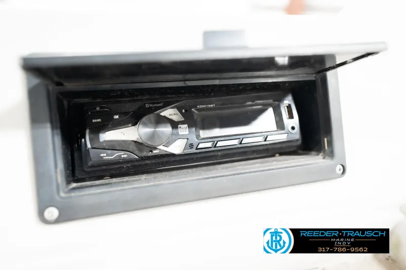 Slide: The Image of 1989 Crest 25 Savannah II stereo system with protective cover. - 30