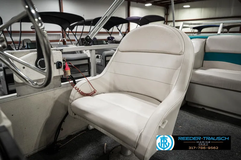 Slide: The Image of Captain's chair on 1989 Crest 25 Savannah II boat, indoor showroom setting. - 32