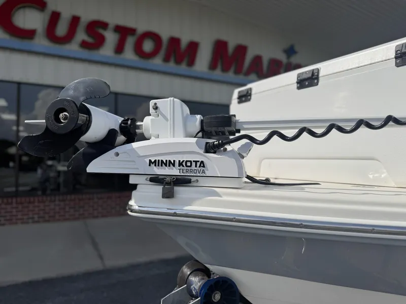Slide: The Image of Minn Kota Terrova motor on 2014 Pathfinder 2200 TRS boat at Custom Marine. - 6