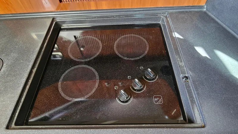 Slide: The Image of Stovetop on 2003 Sea Ray 410 Express Cruiser yacht kitchen. - 38