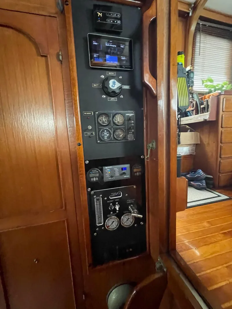 Slide: The Image of Albin 45 Command Bridge 1981 - 51