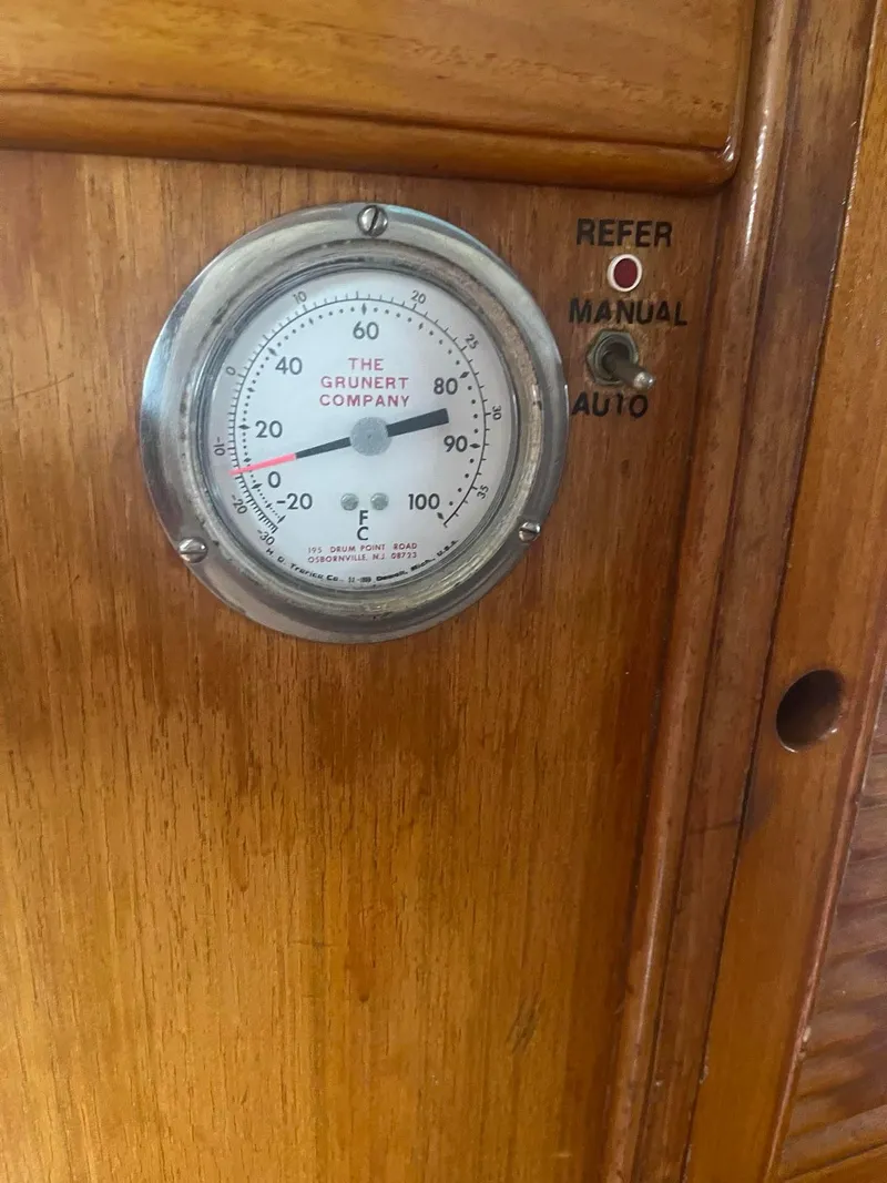 Slide: The Image of Albin 45 Command Bridge 1981 - 54