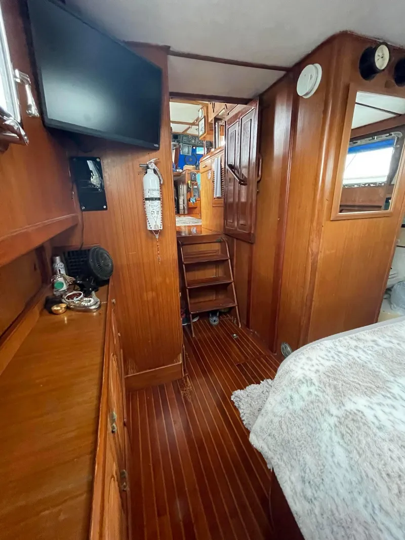 Slide: The Image of Albin 45 Command Bridge 1981 - 59