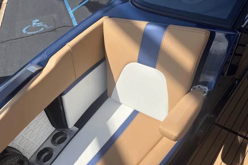 Slide: The Image of MasterCraft X24 2024 - 15