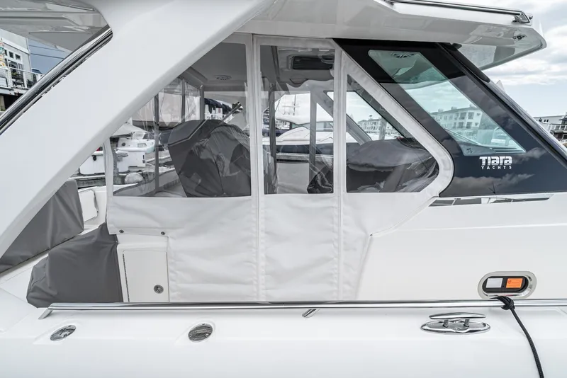 Slide: The Image of Tiara 34 LS 2024 - 61