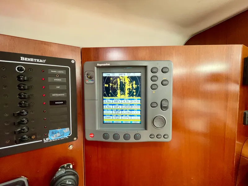 Slide: The Image of Navigation system on 2004 Beneteau Oceanis Clipper 473 yacht, featuring Raymarine display. - 32