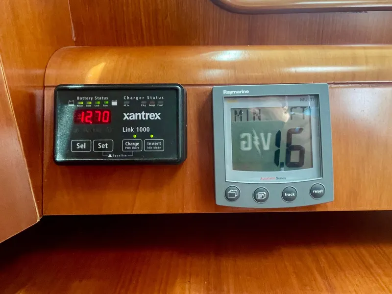 Slide: The Image of Battery and navigation displays on 2004 Beneteau Oceanis Clipper 473 yacht. - 33