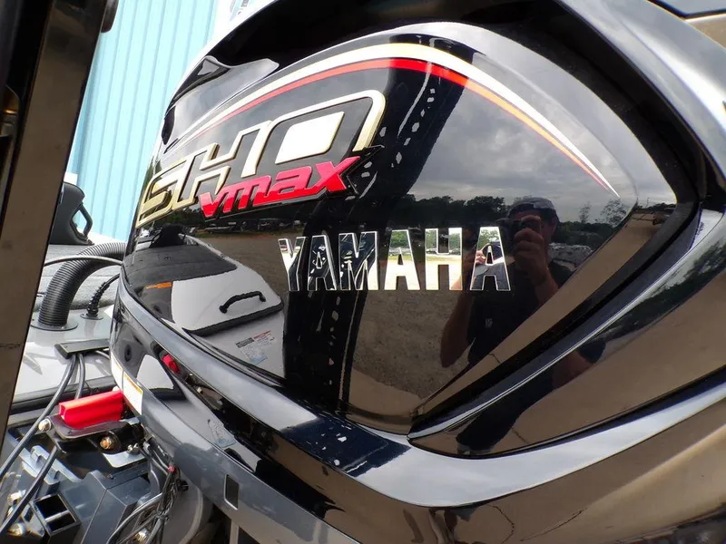 Slide: The Image of Yamaha SHO VMAX engine on 2025 Skeeter ZXR20 boat, close-up view. - 21
