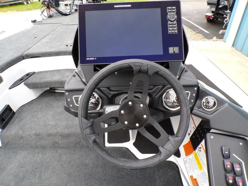 Slide: The Image of Steering console of 2025 Skeeter ZXR20 boat with Humminbird electronics. - 4