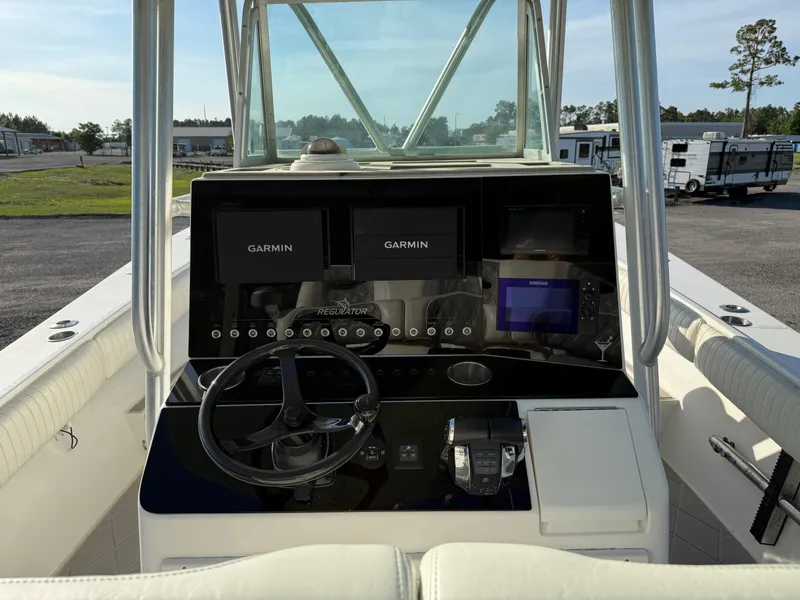 Slide: The Image of Regulator Marine 32 Forward Seating 2006 - 18