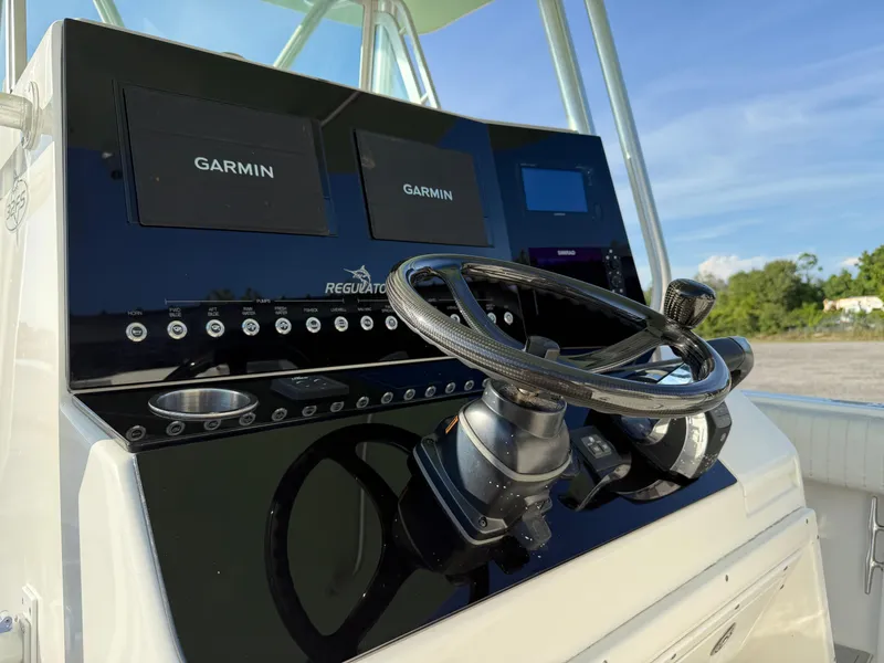 Slide: The Image of Regulator Marine 32 Forward Seating 2006 - 21