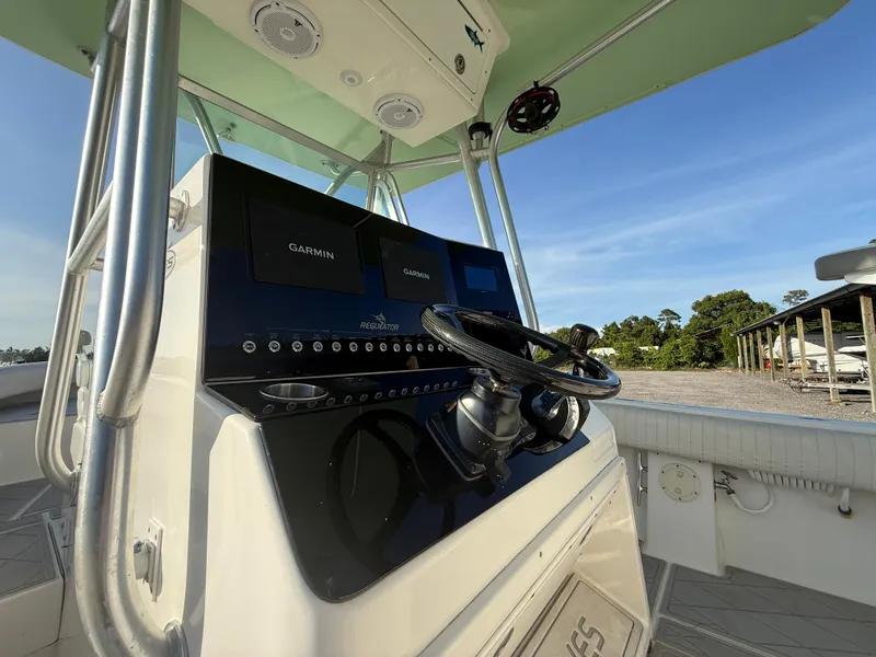 Slide: The Image of Regulator Marine 32 Forward Seating 2006 - 22