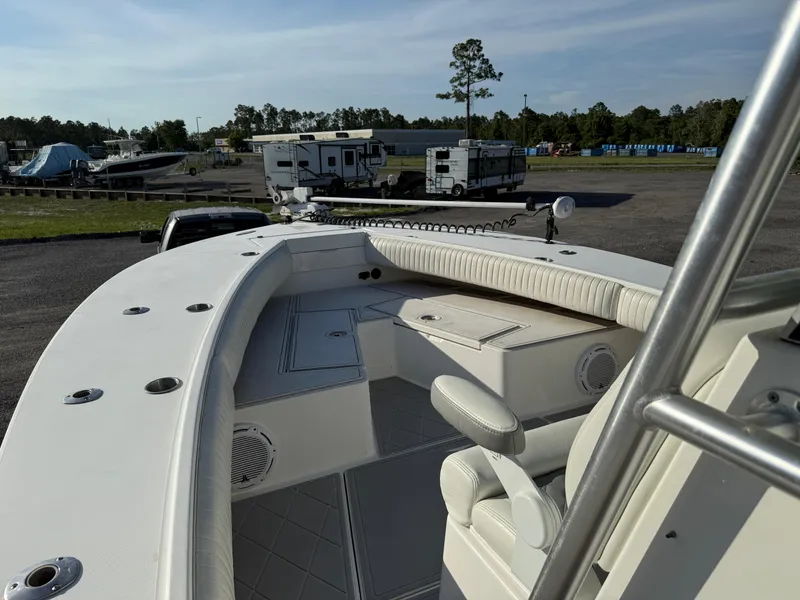 Slide: The Image of Regulator Marine 32 Forward Seating 2006 - 6