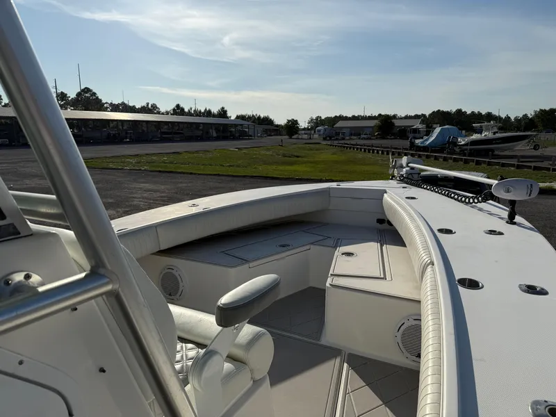 Slide: The Image of Regulator Marine 32 Forward Seating 2006 - 7