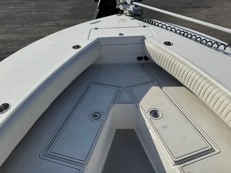 Slide: The Image of Regulator Marine 32 Forward Seating 2006 - 8