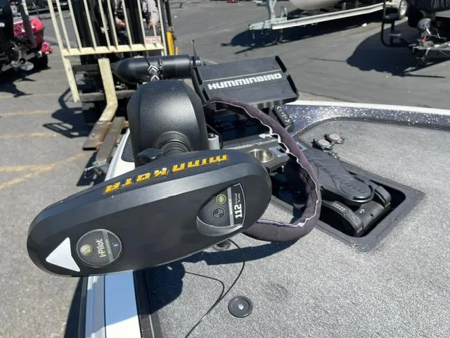 Slide: The Image of 2018 Ranger Z521L boat with Minn Kota and Humminbird equipment on deck. - 7