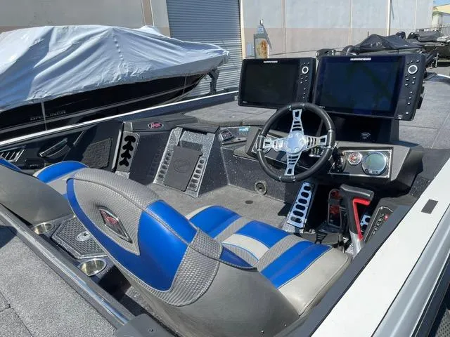 Slide: The Image of 2018 Ranger Z521L boat interior with dual screens and blue-accented seats. - 9