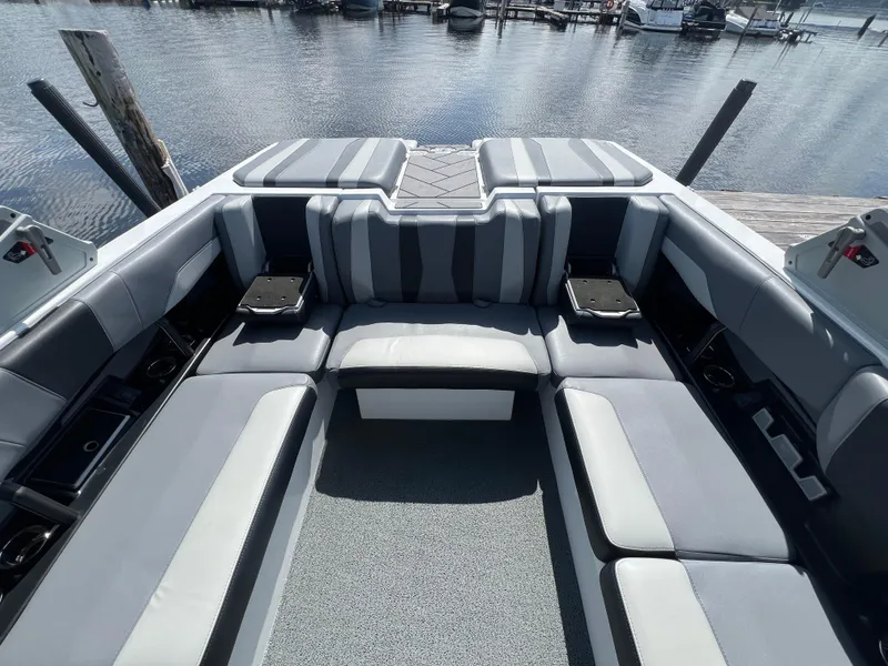 Slide: The Image of Malibu Wakesetter 22 LSV 2023 - 11