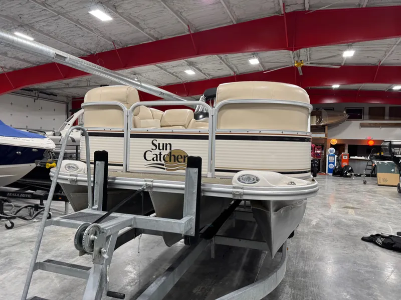 Slide: The Image of 2009 G3 25 ELITE Sun Catcher pontoon boat in indoor showroom. - 5
