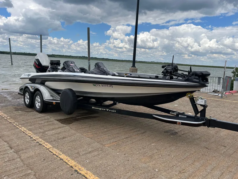 The Image of 2007 Ranger COMANCHE SERIES Z22 NASCAR boat on trailer by a lake. - 0