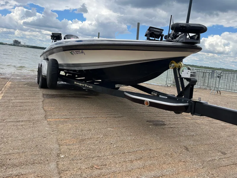 Slide: The Image of 2007 Ranger COMANCHE SERIES Z22 NASCAR boat on trailer by a lake. - 12