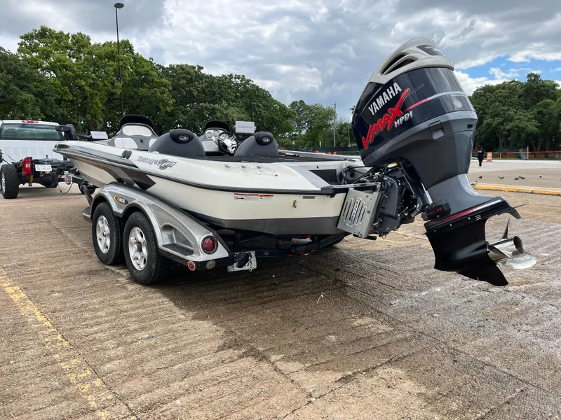 Slide: The Image of 2007 Ranger COMANCHE SERIES Z22 NASCAR boat with Yamaha VMAX engine on trailer. - 13