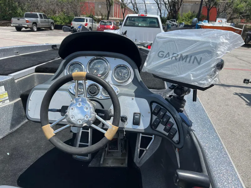 Slide: The Image of 2007 Ranger COMANCHE SERIES Z22 NASCAR boat dashboard with Garmin GPS system. - 15