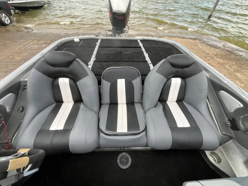 Slide: The Image of 2007 Ranger COMANCHE SERIES Z22 NASCAR boat interior with dual gray and black seats. - 17