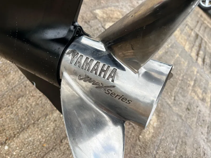 Slide: The Image of Yamaha propeller on Ranger COMANCHE SERIES Z22 NASCAR, 2007 model, close-up view. - 22