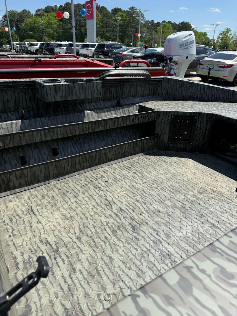 Slide: The Image of 2025 EDGE BOATS 556DB interior with camouflage design and Suzuki outboard motor. - 4