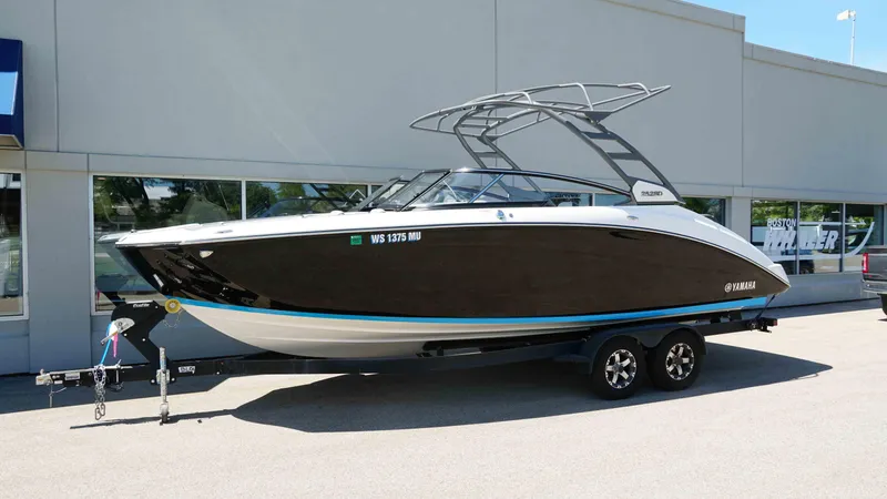 Slide: The Image of 2021 Yamaha Boats 252SD on trailer, parked outside a dealership. - 1