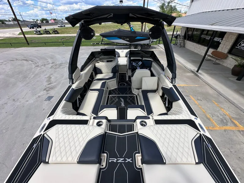 Slide: The Image of Tigé 22RZX 2025 - 10