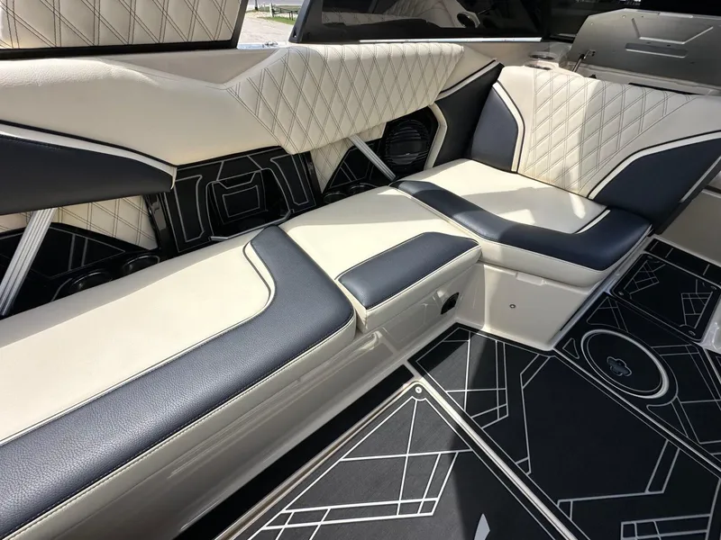 Slide: The Image of Tigé 22RZX 2025 - 14