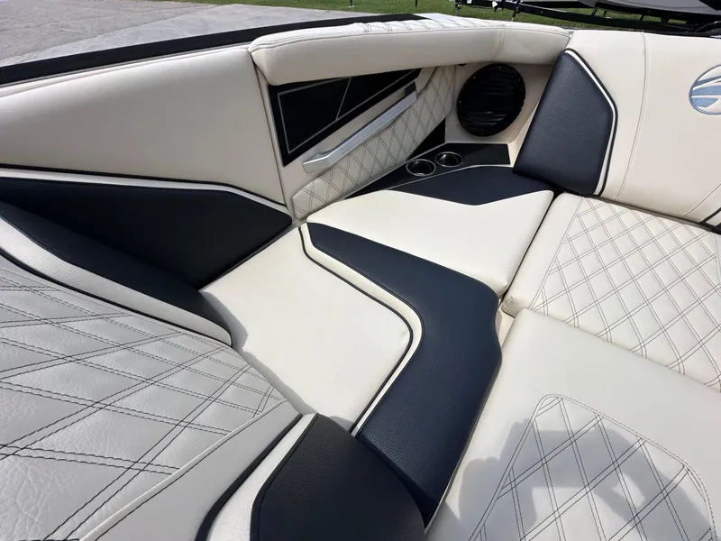 Slide: The Image of Tigé 22RZX 2025 - 18