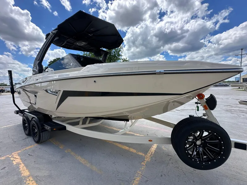 Slide: The Image of Tigé 22RZX 2025 - 6