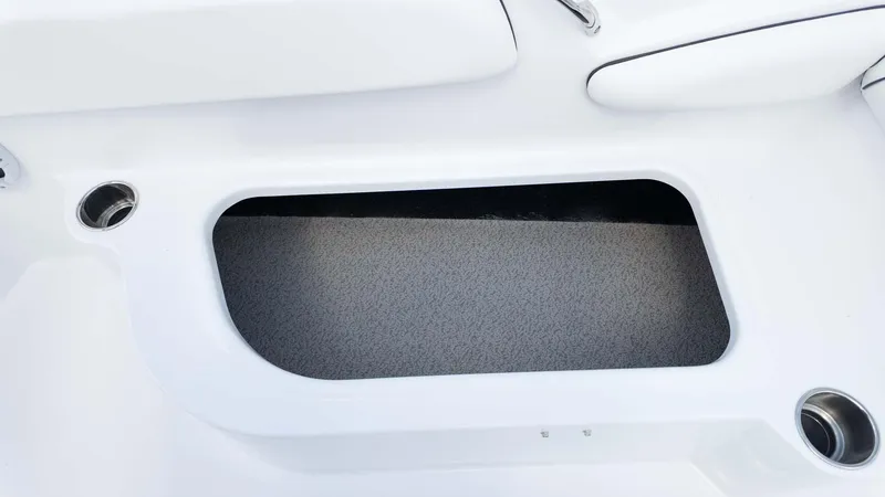 Slide: The Image of Stingray 182 SC 2025 - 12