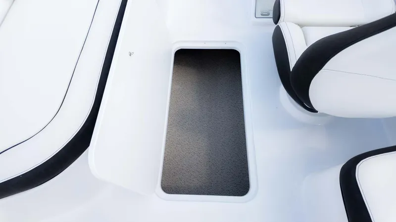 Slide: The Image of Stingray 182 SC 2025 - 13