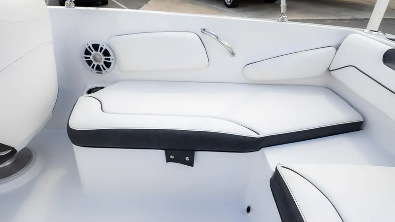 Slide: The Image of Stingray 182 SC 2025 - 7