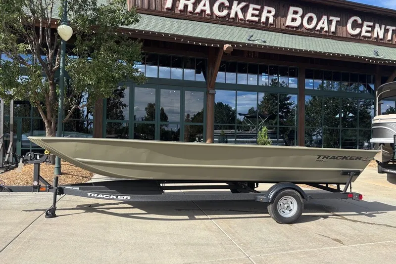 The Image of Tracker Grizzly 2072 Utility 2025 - undefined