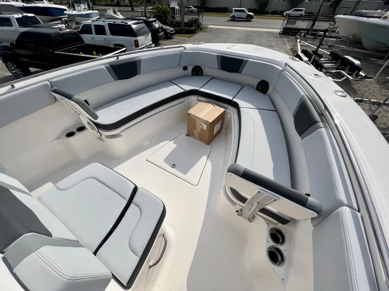 Slide: The Image of 2025 Robalo R300 boat interior with spacious seating and a central storage box. - 33
