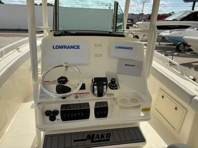Slide: The Image of Mako 284 Center Console 2019 - 13