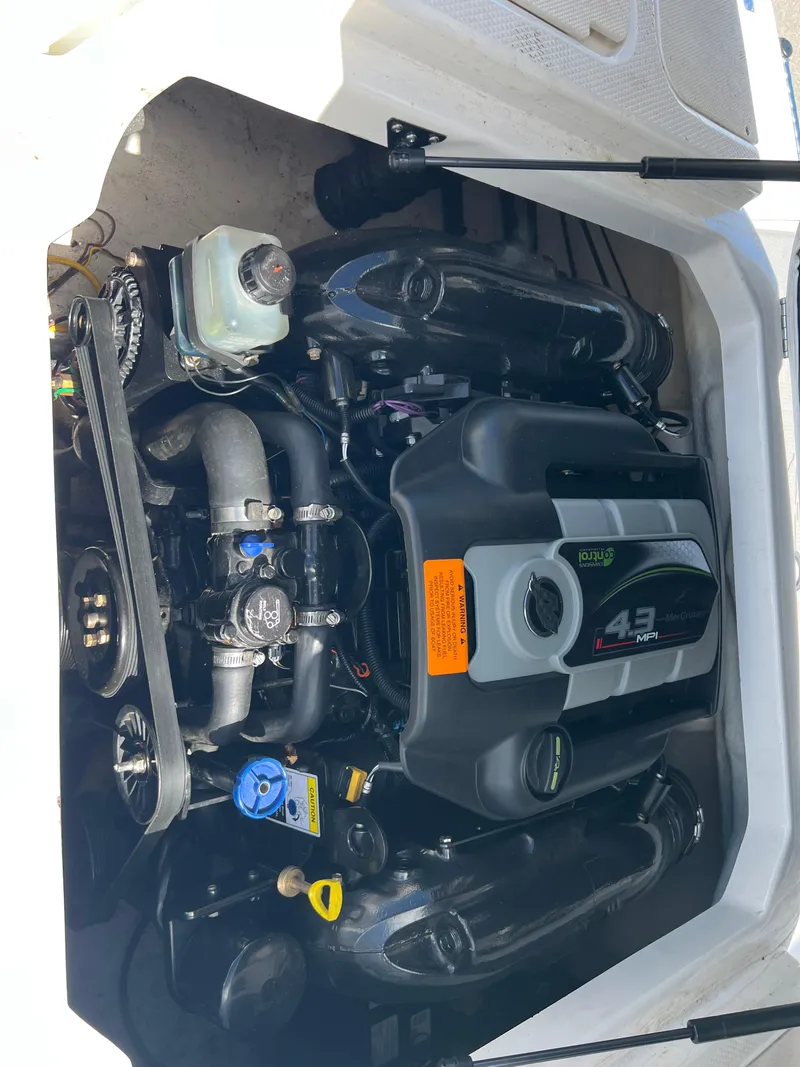 Slide: The Image of Chaparral 19 H2O Sport 2017 - 18