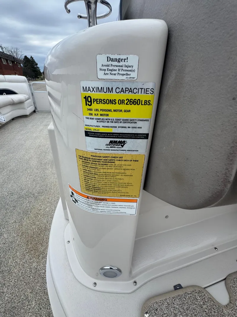 Slide: The Image of Warning label on 2007 Premier Grand Majestic 22 boat, showing maximum capacity and safety instructions. - 25